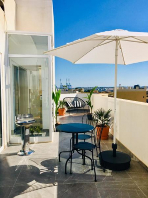 Deluxe Penthouse Charming Location Rooftop Views